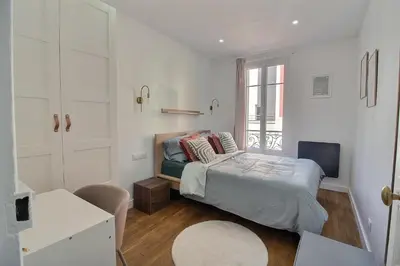Un ou plusieurs lits dans un hébergement de l'établissement Chic & Comfort Suresnes-Paris