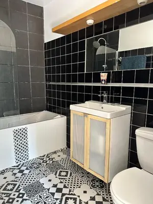 Salle de bains dans l'établissement Charmante maison limitrophe Paris