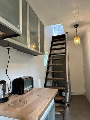 Cuisine ou kitchenette dans l'établissement Charmante maison limitrophe Paris