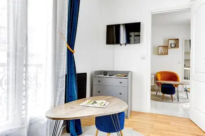 Télévision ou salle de divertissement dans l'établissement Suite Petit - Havre de paix au cœur de Paris