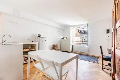 Cuisine ou kitchenette dans l'établissement Parisian apartment in the 5th