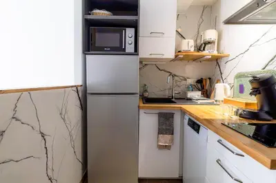 Cuisine ou kitchenette dans l'établissement Tour Eiffel - Studio balcon - Paris 16e - Calme