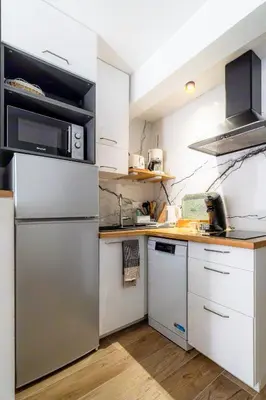 Cuisine ou kitchenette dans l'établissement Tour Eiffel - Studio balcon - Paris 16e - Calme