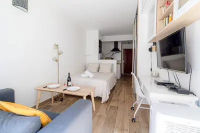 Télévision ou salle de divertissement dans l'établissement Tour Eiffel - Studio balcon - Paris 16e - Calme