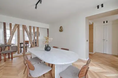 Coin salon dans l'établissement Heart Marais Luxury 2BR AC by Melvane