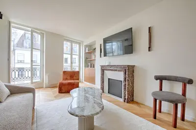 Télévision ou salle de divertissement dans l'établissement Heart Marais Luxury 2BR AC by Melvane