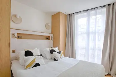 Un ou plusieurs lits dans un hébergement de l'établissement Heart Marais Luxury 2BR AC by Melvane