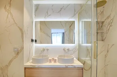 Salle de bains dans l'établissement Heart Marais Luxury 2BR AC by Melvane