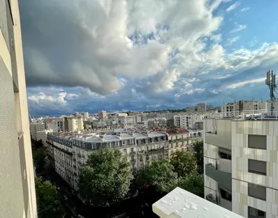 Vue générale sur Paris ou vue de la ville depuis l'appartement