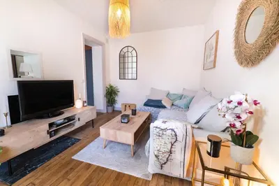 Télévision ou salle de divertissement dans l'établissement Cocon calme et lumineux proche Montmartre