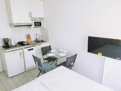 Cuisine ou kitchenette dans l'établissement SUNNY Studio 2 steps from metro