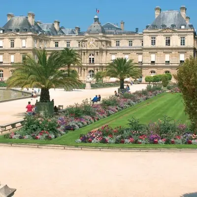 Jardin de l'établissement Exceptional apartment in the heart of Paris