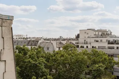 Vue générale sur Paris ou vue de la ville depuis l'appartement