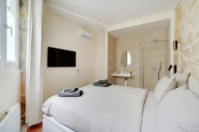 Un ou plusieurs lits dans un hébergement de l'établissement Appartement haut de gamme avec 2 salles de bains et climatisation au cœur du Marais