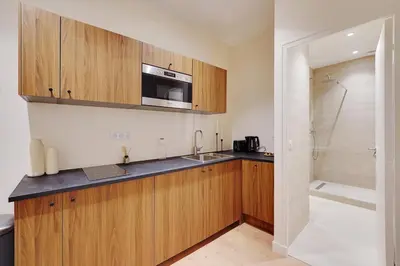 Cuisine ou kitchenette dans l'établissement Appartement haut de gamme avec 2 salles de bains et climatisation au cœur du Marais