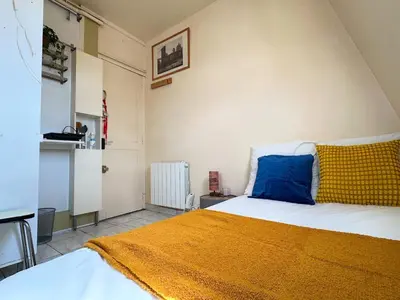 Cuisine ou kitchenette dans l'établissement Charming Studio in Central Paris Near the Seine N1-242