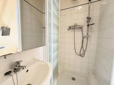 Salle de bains dans l'établissement Charming Studio in Central Paris Near the Seine N1-242