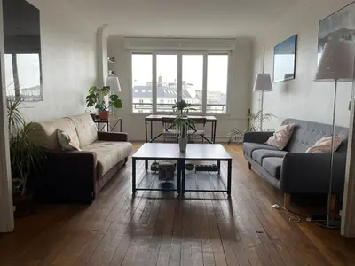 Coin salon dans l'établissement Parisian apartment with a view