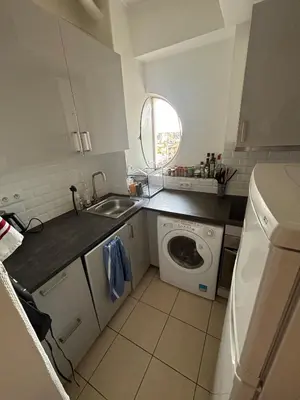 Cuisine ou kitchenette dans l'établissement Parisian apartment with a view