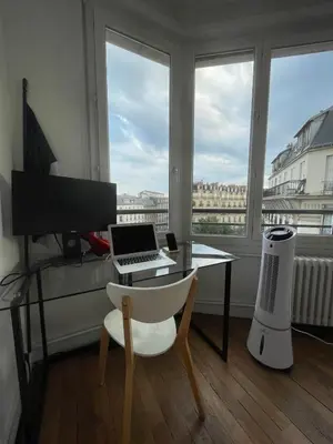 Télévision ou salle de divertissement dans l'établissement Parisian apartment with a view
