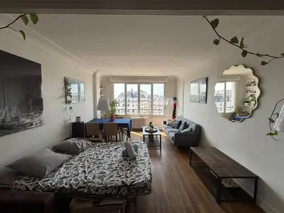 Coin salon dans l'établissement Parisian apartment with a view