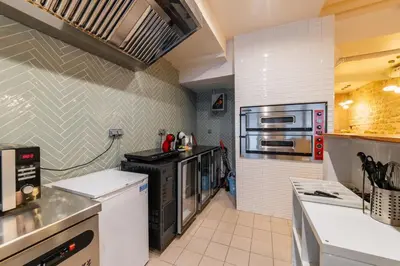 Cuisine ou kitchenette dans l'établissement Appartement Spacieux et atypique - Paris 13 - 4P