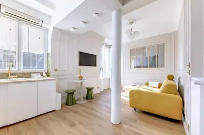 Télévision ou salle de divertissement dans l'établissement Luxury and comfort on Champs-Élysées