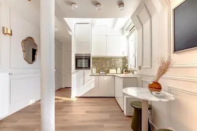 Cuisine ou kitchenette dans l'établissement Luxury and comfort on Champs-Élysées