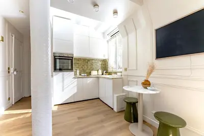 Cuisine ou kitchenette dans l'établissement Luxury and comfort on Champs-Élysées