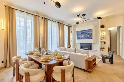 Coin salon dans l'établissement Luxurious AC apartment Beaubourg Le Marais
