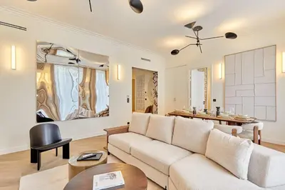 Coin salon dans l'établissement Luxurious AC apartment Beaubourg Le Marais