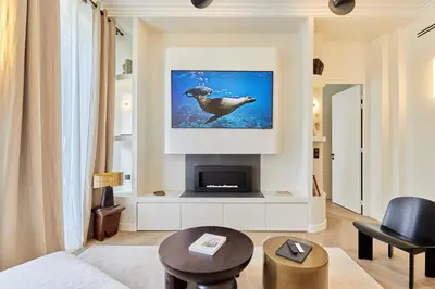 Télévision ou salle de divertissement dans l'établissement Luxurious AC apartment Beaubourg Le Marais