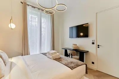 Un ou plusieurs lits dans un hébergement de l'établissement Luxurious AC apartment Beaubourg Le Marais