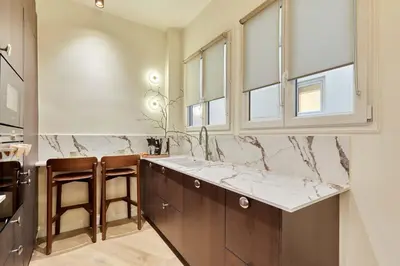 Salle de bains dans l'établissement Luxurious AC apartment Beaubourg Le Marais