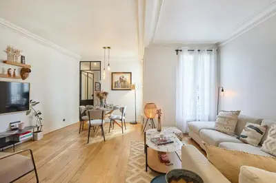 Télévision ou salle de divertissement dans l'établissement Superb apartment Invalides Eiffel Tower