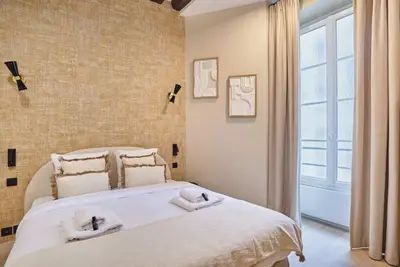 Un ou plusieurs lits dans un hébergement de l'établissement CHarming Apartment in the Center of Paris