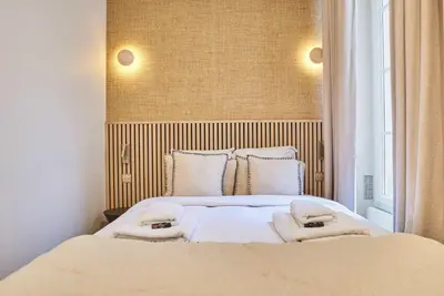 Un ou plusieurs lits dans un hébergement de l'établissement CHarming Apartment in the Center of Paris