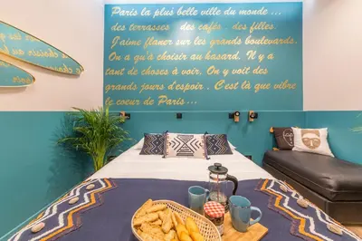 Un ou plusieurs lits dans un hébergement de l'établissement Charming Flat 15 Minutes Montmartre-Sacre-Coeur -Champ Gauche-