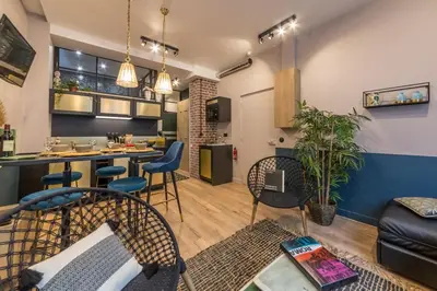 Coin salon dans l'établissement Charming Flat 15 Minutes Montmartre-Sacre-Coeur -Champ Gauche-