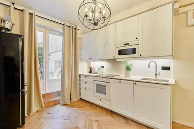 Cuisine ou kitchenette dans l'établissement Cozy Apartment Center of Paris