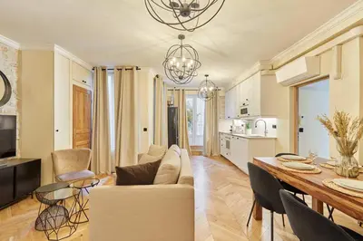 Cuisine ou kitchenette dans l'établissement Cozy Apartment Center of Paris