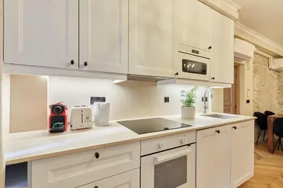 Cuisine ou kitchenette dans l'établissement Cozy Apartment Center of Paris