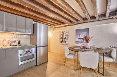 Cuisine ou kitchenette dans l'établissement Amazing apartment in Center of Paris