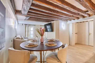 Télévision ou salle de divertissement dans l'établissement Amazing apartment in Center of Paris