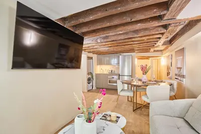 Coin salon dans l'établissement Amazing apartment in Center of Paris