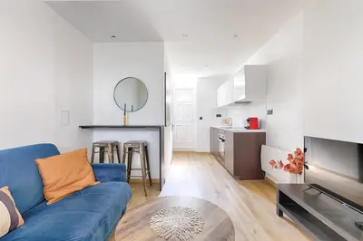 Cuisine ou kitchenette dans l'établissement Appartement de charme au coeur des Batignolles