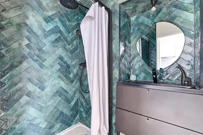 Salle de bains dans l'établissement Appartement de charme au coeur des Batignolles