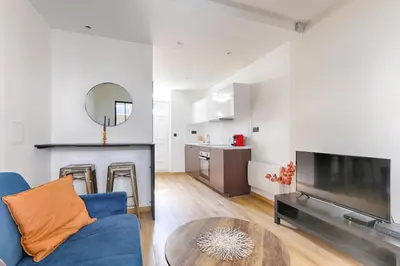 Cuisine ou kitchenette dans l'établissement Appartement de charme au coeur des Batignolles