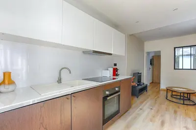 Cuisine ou kitchenette dans l'établissement Appartement de charme au coeur des Batignolles