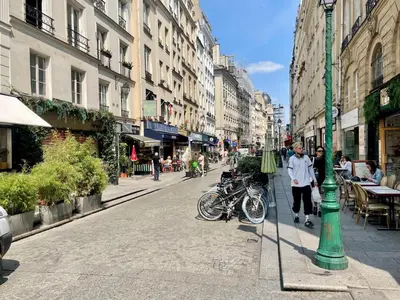Clients de l'établissement Marais Étienne Marcel paris